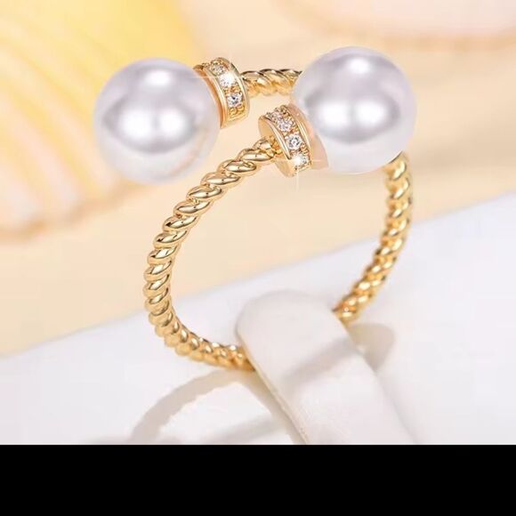 Elegant Gold and Pearl Women's Ring - Picture 5 of 5
